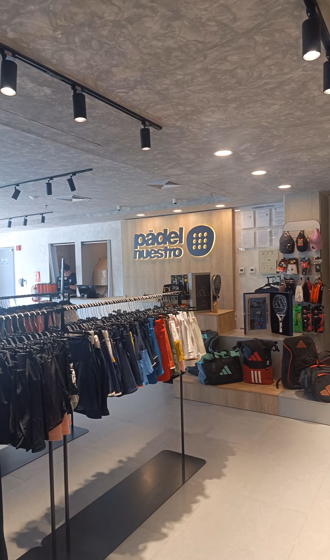 Pádel Nuestro — tienda comercial 200-300 m², El Hatillo