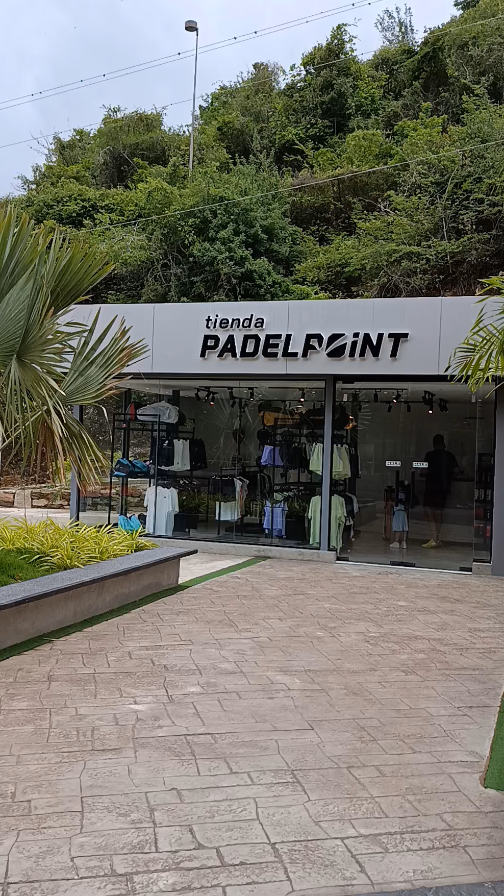 Pádel Point — tienda con acabado concreto pulido, Caracas