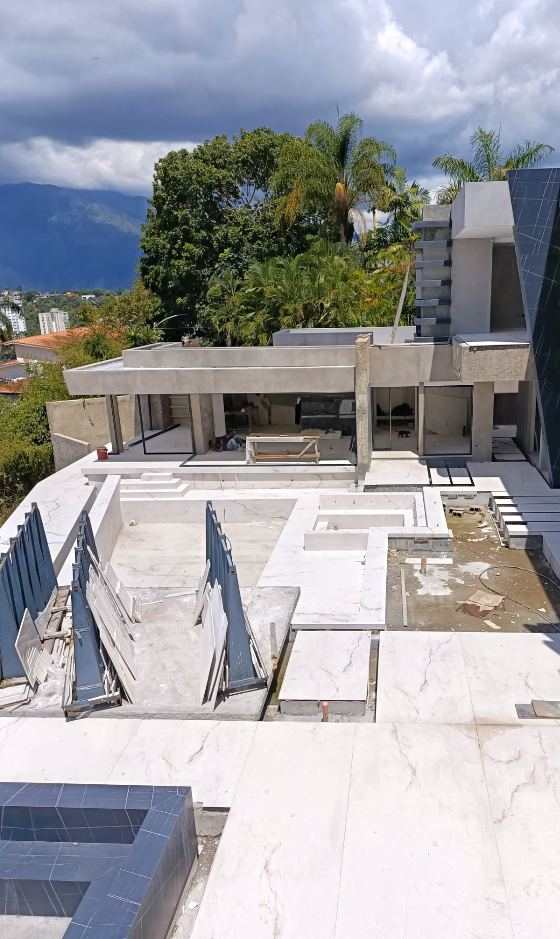 Villa con piscina — remodelación con granito de gran formato